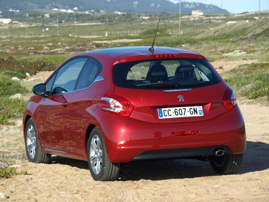  Peugeot 208 3-Door 2012 года  (фото 12 из 31)